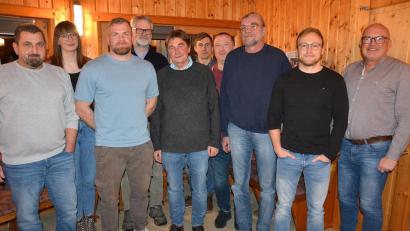 Bild: jr
Mit diesen Kandidaten geht die Wählergemeinschaft aus SPD-FW in die Kommunalwahl am 8. März in Bad Neualbenreuth. Angeführt wird die Liste vom bisherigen Dritten Bürgermeister Johannes Saalfrank (Fünfter von links) und Marktrat Hubert Stark (Vierter von links). Auf dem Foto fehlt Manuel Fontanari. Der Waldsassener Stadtrat Bernhard Lux (rechts) leitete die Abstimmung.
