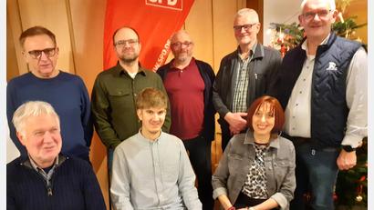 Bild: Alfred Schuster
Sie kandidieren für die SPD für die Kommunalwahl (hinten, von links): Hans Schindler, Franz Josef Schöpf, Reinhard Heier, Günter Deiml, Kreisvorsitzender Uli Roth sowie (vorne, von links) Elmar Högl, Tom Unglaub und Jutta Deiml.