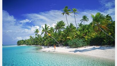 Bild: picture alliance / dpa
Niue liegt zwischen Fidschi und den auf dem Foto zu sehenden Cookinseln und wirbt mit kristallklarem Wasser. (Illustration)