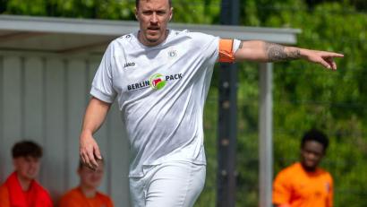 Bild: Soeren Stache/dpa
Max Kruse muss noch ein bisschen trainieren für sein Debüt bei der TuS Dassendorf. (Archivbild)