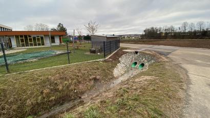 Bild: Völkl
Die Entwässerungssituation am Kindergarten in der Schulstraße wurde verbessert, um künftig Unwetterschäden zu vermeiden.