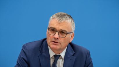 Bild: Michael Kappeler/dpa
Die Bundesregierung äußert sich nun etwas klarer als bisher zum US-Vorgehen gegen Venezuela.