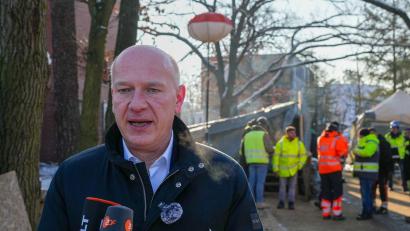 Bild: Soeren Stache/dpa
Berlins Regierender Bürgermeister Kai Wegner (CDU) zeigte sich nach dem Ende des Stromausfalls erleichtert, steht wegen seines Agierens in der Krise aber stark in der Kritik.