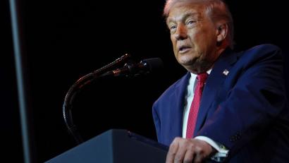 Bild: Evan Vucci/AP/dpa
Trump kündigt Ölkauf an.