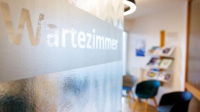 Bild: Daniel Karmann/dpa
Wartezimmer werden laut Ärzteschaft immer wieder Schauplatz von Übergriffen. (Illustration)