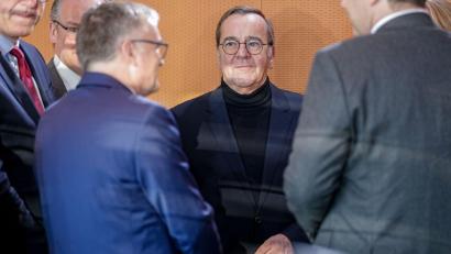 Bild: Kay Nietfeld/dpa
Verteidigungsminister Boris Pistorius (SPD) im Kabinett