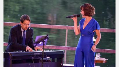 Bild:  Florian Wein/Ovigo-Theater/exb
Die Sängerin Franziska von Hülst aus Maxhütte-Haidhof und Andreas Lehmann, ihr singender Pianist und Musiklehrer aus Neunburg vorm Wald, entführen die Besucher in eine Musicalwelt, abseits der großen, altbekannten Produktionen und Songs.