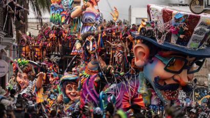 Bild: Ivan Valencia/AP/dpa
Farbenfrohe Wagen zogen durch die Stadt Pasto im Südwesten von Kolumbien.