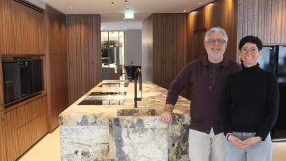 Bild: Jennifer Battaglia
Claudia Potschigmann und ihr Geschäftspartner Albert Kemptner in der Showküche von "Savoro – Cooking & Event".