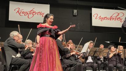 Bild: Stefan Wunder
Sopranistin Eva Himmer Štruplová begeisterte rund 300 Gäste in der Schwarzachtalhalle mit Operetten-Arien von Johann Strauß, Carl Zeller, Emmerich Kalman und Franz Lehár.