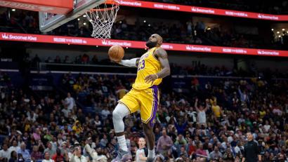 Bild: Matthew Hinton/AP/dpa
LeBron James hatte spektakuläre Szenen beim Sieg in New Orleans.