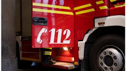 Symbolbild: Niklas Treppner/dpa
Die Feuerwehr löscht eine brennende Lagerhalle in Regensburg.