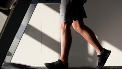 Bild: Klaus-Dietmar Gabbert/dpa-tmn/dpa
Nach dem Fund einer vermeintlichen Schusswaffe in einem Münchner Fitnessstudio ermittelt die Polizei gegen einen 21-Jährigen. (Symbolbild)