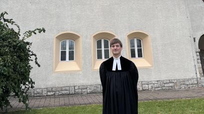 Bild: hdk
Pfarrer Michael Heran vor der Christuskirche in Auerbach. Hier haben sich ab dem 1. Advent die Gottesdienstzeiten geändert, um die Gottesdienste in der Region "Veldensteiner Forst" besser koordinieren zu können