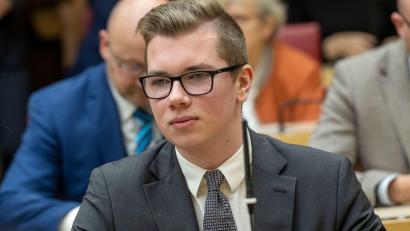 Bild: Peter Kneffel/dpa
Halemba weist die Vorwürfe gegen sich zurück und geht von einem Freispruch aus. (Archivbild)