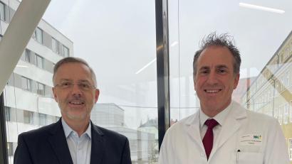 Bild: Friedrich Peterhans, KNO
Michael Hoffmann (links) und der neue Ärztliche Direktor in Weiden, Prof. Thomas Bschleipfer.