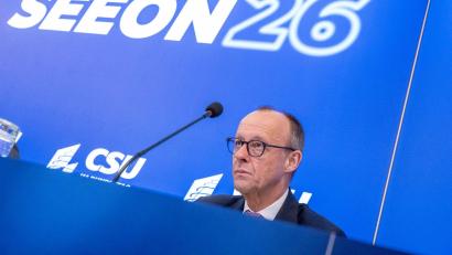 Bild: Peter Kneffel/dpa
Bundeskanzler Friedrich Merz lobt die Abläufe in Berlin zur Bewältigung der Stromkrise.