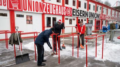 Bild: Matthias Koch/dpa
Die Union-Fans helfen mit.