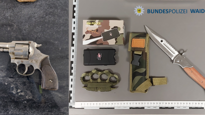 Bild: Bundespolizei
Neben Waffen entdeckten die Beamten bei ihren Kontrollen auch verschiedene Drogen.