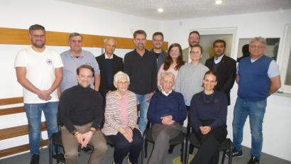 Bild: Siegfried Bock
Siggi Stark mit seiner Frau Hilde (vorne, Mitte), umringt von Angehörigen und Gratulanten, verbringt seinen Lebensabend noch ohne zusätzliche Hilfe.
