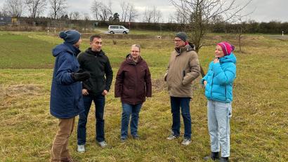 Bild: Martin Kunert
Als positives Fallbeispiel besichtigten die Mitglieder von SURO2023 eine Ausgleichsfläche bei Erlheim.