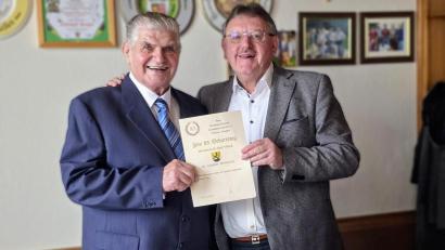 Bild: Stefanie Gradl
Bürgermeister Hans-Martin Schertl (rechts) überreicht die Geburtstagsurkunde an den Jubilar Hermann Pretsch.