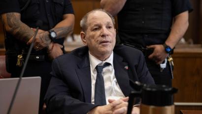 Bild: Yuki Iwamura/AP/dpa
Ex-Filmmogul Harvey Weinstein bei einem Prozess in New York im Mai 2025.