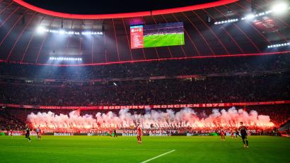 Bild: Tom Weller/dpa
Fans des FC Bayern München zünden Pyrotechnik im Fanblock. (Archivbild)