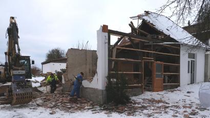 Bild: Fred Lehner
Durch den Abbruch des Nebengebäudes am Katholischen Pfarrhaus kann die Erweiterung des Kindergartens St. Johannes Maria Vianney um eine weitere Kindergruppe vollzogen werden.