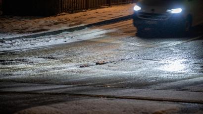Bild: Harald Tittel/dpa
Autofahrer aufgepasst: Schnee und Glätte behindern den Verkehr.