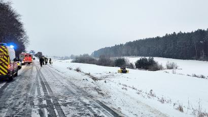Foto: Jürgen Masching
Einsatzkräfte an der Unfallstelle auf der NEW 5 bei Speinshart.