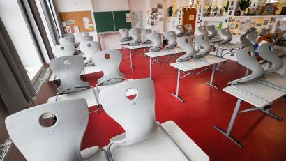 Bild: Jan Woitas
Hoch gestellt sind die Stühle in einem leeren Klassenzimmer.