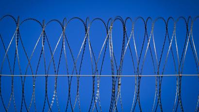 Bild: Soeren Stache/dpa
Der Digitalfunk von zahlreichen Haftanstalten lässt sich mit einem geringen technischen Aufwand auch aus der Ferne abhören.