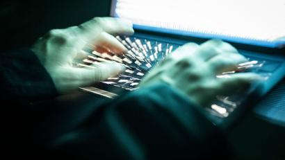 Bild: Philip Dulian/dpa
Bis Dezember sind in dem nicht öffentlichen Verfahren vor der Jugendkammer 82 Verhandlungstermine anberaumt. (Symbolbild)