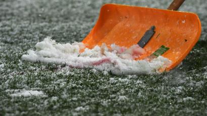 Bild: Patrick Seeger/dpa
Das Winterwetter könnte auch Einfluss auf die Spiele in der Fußball-Bundesliga haben. (Symbolbild)
