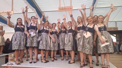 Bild: jua
"Jubelverein": Die Festdamen der Feuerwehr Stulln nehmen es wörtlich.