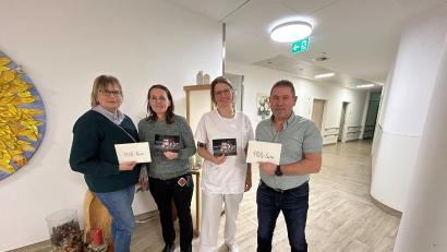 Bild: Alfred Moritz
Ein spätes Weihnachtsgeschenk in Form einer Spende über insgesamt 2200 Euro überbringen Tanja Moritz (links) und ihr Mann Alfred Moritz (rechts). Dr. Margarete Pickert (Zweite von links) und Dr. Stephanie Kuchlbauer (Zweite von rechts) bedanken sich für die großzügige Unterstützung.