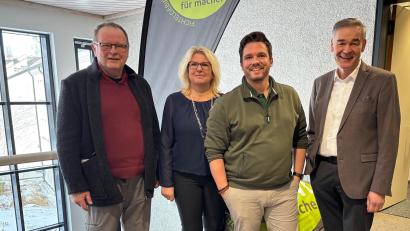 Bild: Anke Fähnrich
Bei der Vorstellung waren dabei (von links): Horst Martini (Vorsitzender KJR), Sandra Wurzel (Leiterin Kreisjugendamt), Manuel Wohlrab (Geschäftsführer KJR) und Landrat Peter Berek.