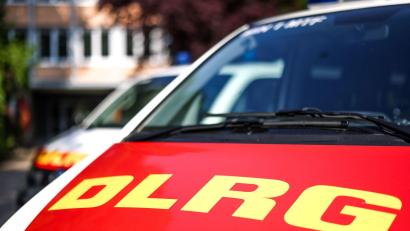 Bild: Christoph Reichwein/dpa
Taucher des DLRG halfen bei der Bergung des Wagens. (Symbolbild)