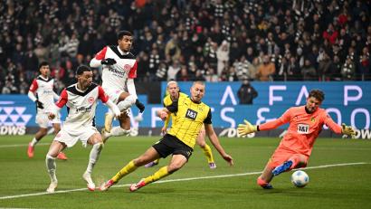 Bild: Arne Dedert/dpa
Der Einsatz von BVB-Keeper Gregor Kobel (r) in Frankfurt steht auf der Kippe. (Archivbild)