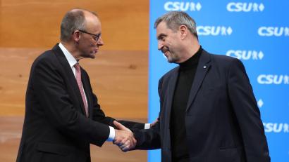Bild: Karl-Josef Hildenbrand/dpa
Friedrich Merz kommt das erste Mal als Kanzler zur CSU-Klausurtagung nach Seeon.