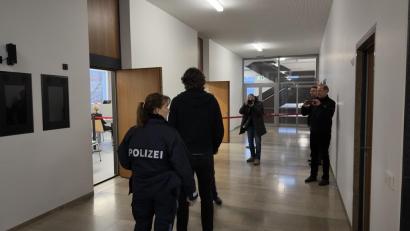 Bild: kle
Der Angeklagte auf dem Weg in den Gerichtssaal.