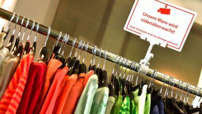 Symbolbild: Silas Stein/dpa
Eine 70-jährige Frau aus Schwandorf wird beim Diebstahl in einem Discounter beobachtet.