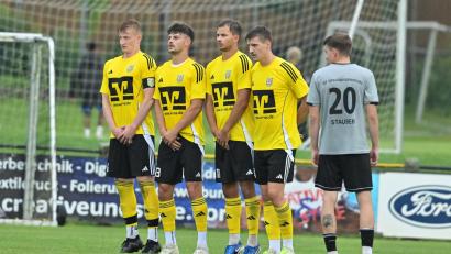 Bild: Hubert Ziegler
Der Hahnbacher Spielertrainer Bastian Freisinger (Zweiter von links) und seine Mannschaft liegen in der Bezirksliga Nord momentan auf dem dritten Platz. Für die restliche Saison hat man sich zurecht noch einiges vorgenommen.