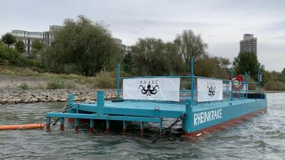 Bild: Leandra Hamann/Universität Bonn/dpa
Die Müllfalle – genannt "Rheinkrake" – schwimmt an ihrer Position auf dem Rhein in Köln. (Archivbild)