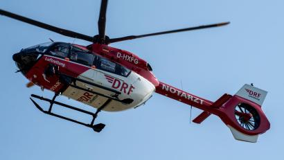 Symbolbild: Stefan Sauer/dpa
Ein 14-Jähriger zog sich bei Waldarbeiten schwere Kopfverletzungen zu.