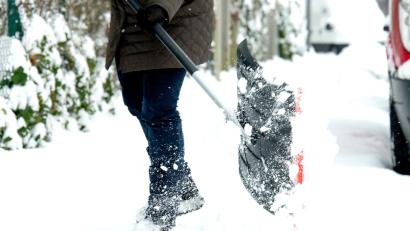 Symbolbild: Tobias Hase/dpa
Gehwege müssen in Deutschland um Punkt 7 Uhr geräumt sein.
