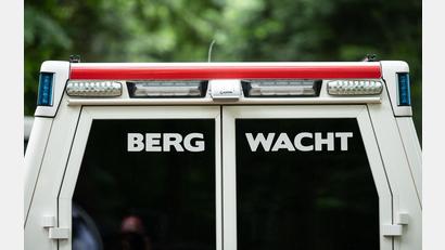 Bild: Silas Stein/dpa
Einsatzkräfte der Bergwacht retten eine Familie von einem Berg bei Pfronten. (Symbolbild)