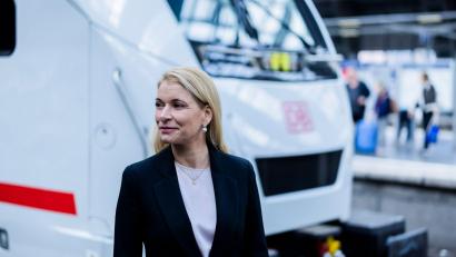 Bild: Christoph Soeder/dpa
Evelyn Palla ist seit 100 Tagen an der Spitze der Deutschen Bahn. (Archivbild)