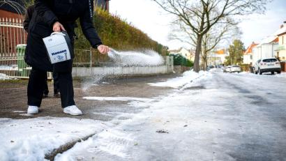 Bild: Sina Schuldt/dpa
Wenn es glatt ist, hilft nur eins - streuen mit Taumitteln, entweder mit oder ohne Salz.
